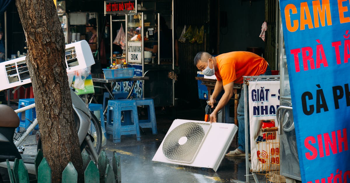 Gambar: Membersihkan pipa pembuangan AC yang tersumbat - Zat Servis AC Jakarta Timur